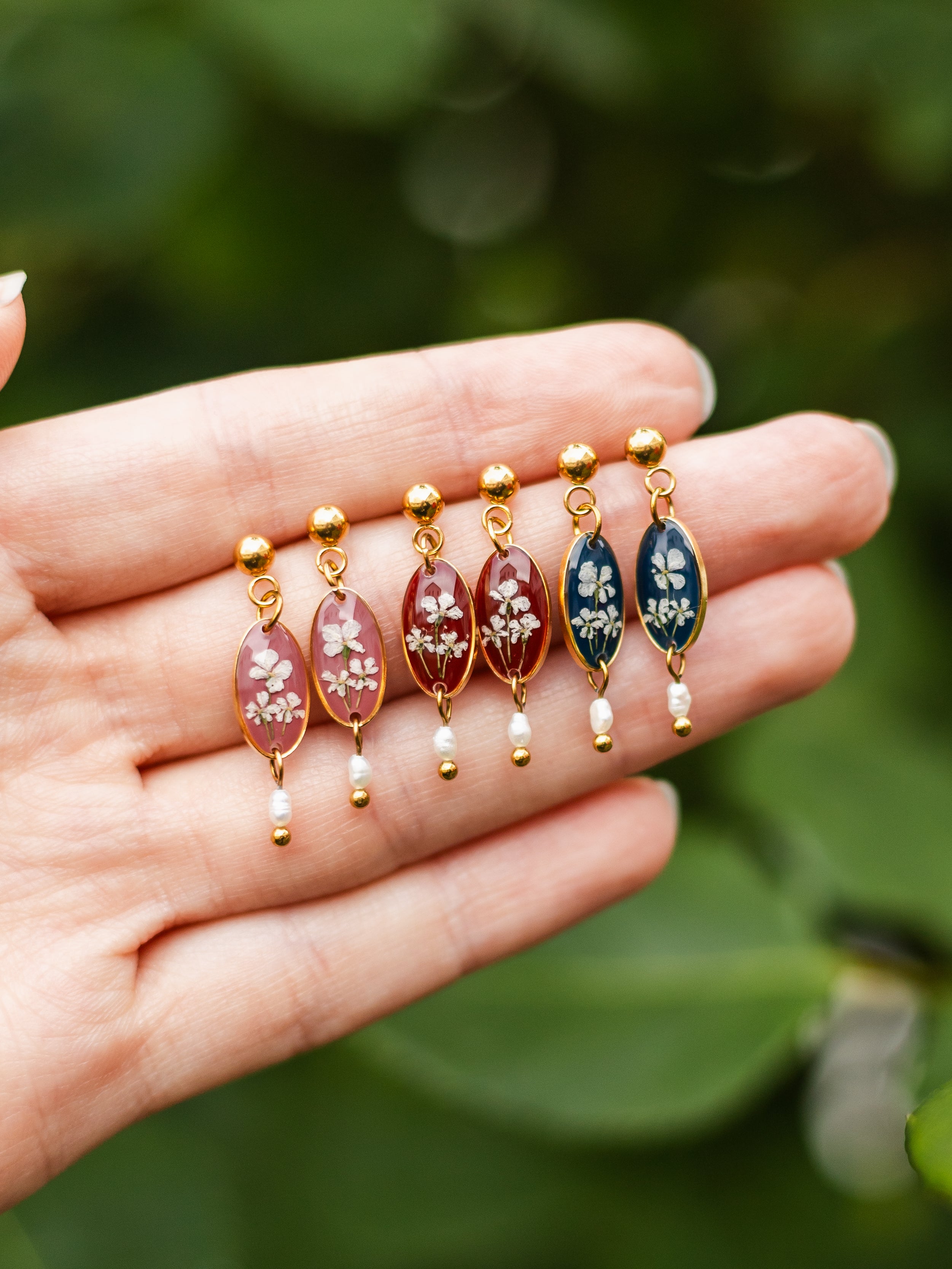 Romantische Ohrringe mit Blüten und Süßwasserperlen | Usedom Schmuck | Sandkorn Usedom | Allergiefreundliche Ohrringe | Nickelfreier Schmuck | PVD-vergoldeter Schmuck | Bridgerton Ohrringe | Cottagecore Jewelry