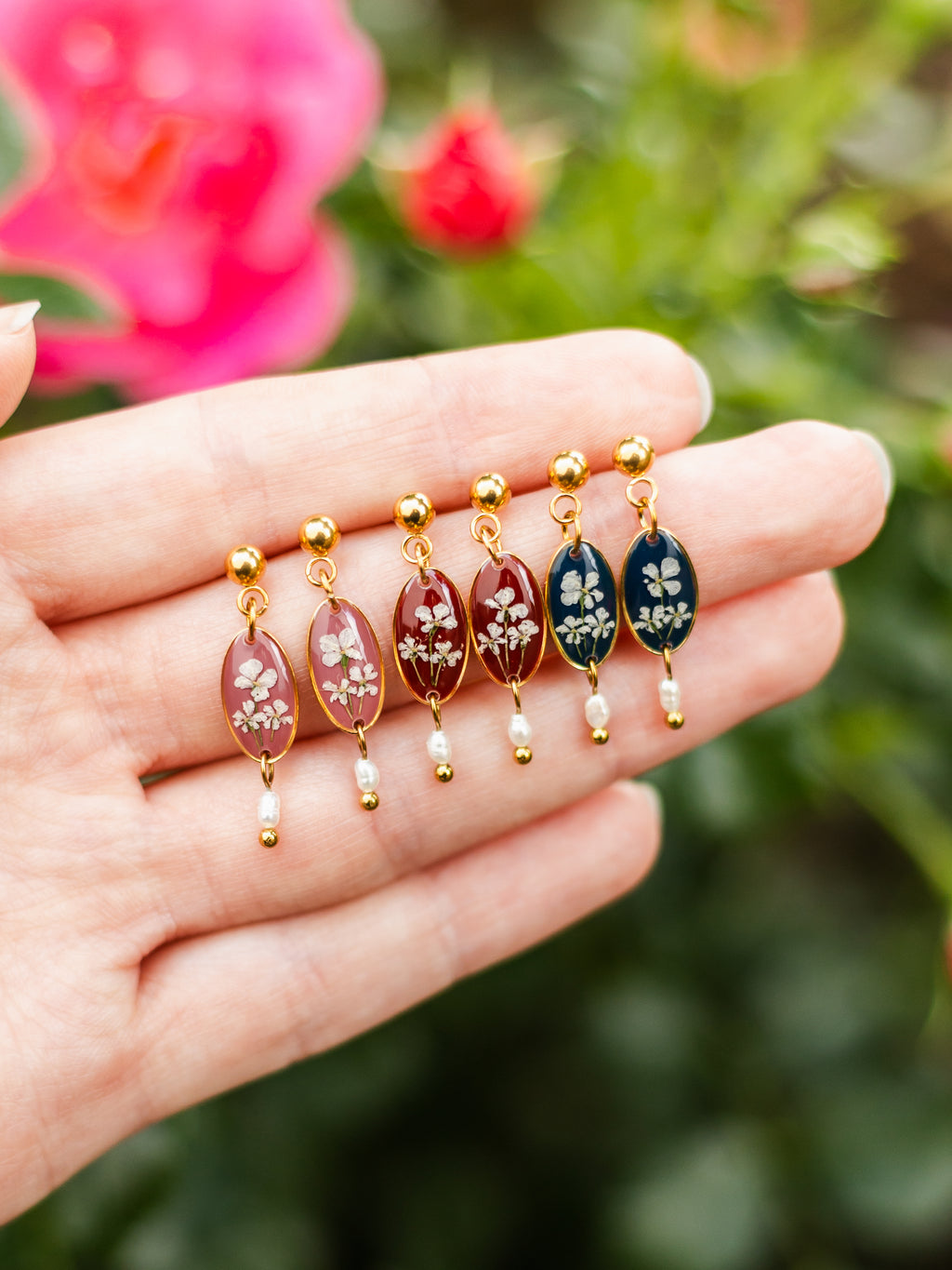 Romantische Ohrringe mit Blüten und Süßwasserperlen | Usedom Schmuck | Sandkorn Usedom | Allergiefreundliche Ohrringe | Nickelfreier Schmuck | PVD-vergoldeter Schmuck | Bridgerton Ohrringe | Cottagecore Jewelry