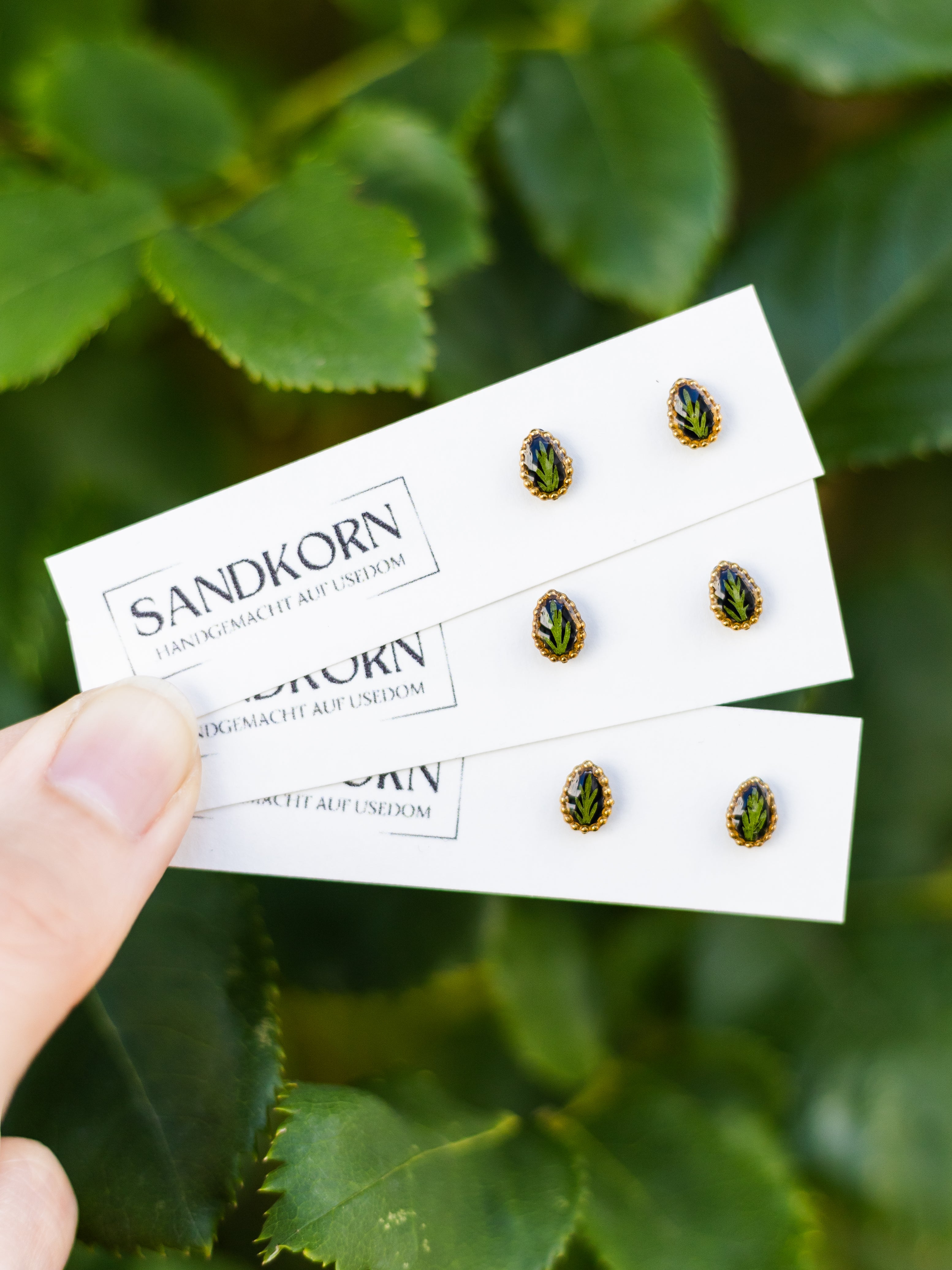 Mini stud earrings with Mugwort