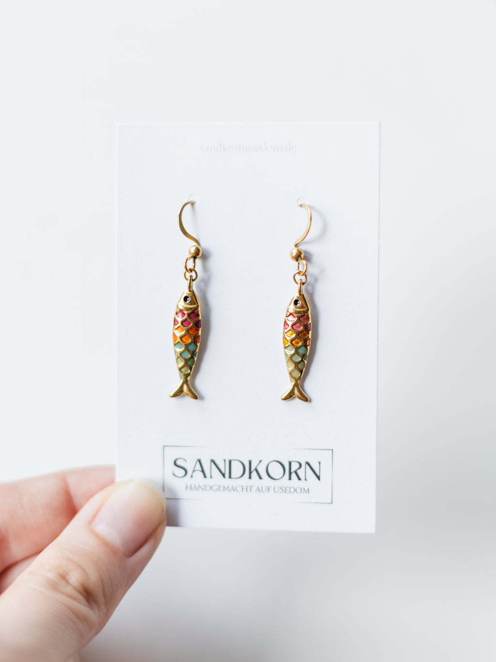 Ohrringe mit bunten Fischen | Maritimer Schmuck | Allergiefreundliche Ohrringe mit echten Pflanzen | Blumenschmuck | Chirurgenstahl Ohrringe | Sommerschmuck | PVD-vergoldet | Sandkorn Usedom