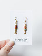 Ohrringe mit bunten Fischen | Maritimer Schmuck | Allergiefreundliche Ohrringe mit echten Pflanzen | Blumenschmuck | Chirurgenstahl Ohrringe | Sommerschmuck | PVD-vergoldet | Sandkorn Usedom