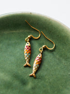 Ohrringe mit bunten Fischen | Maritimer Schmuck | Allergiefreundliche Ohrringe mit echten Pflanzen | Blumenschmuck | Chirurgenstahl Ohrringe | Sommerschmuck | PVD-vergoldet | Sandkorn Usedom