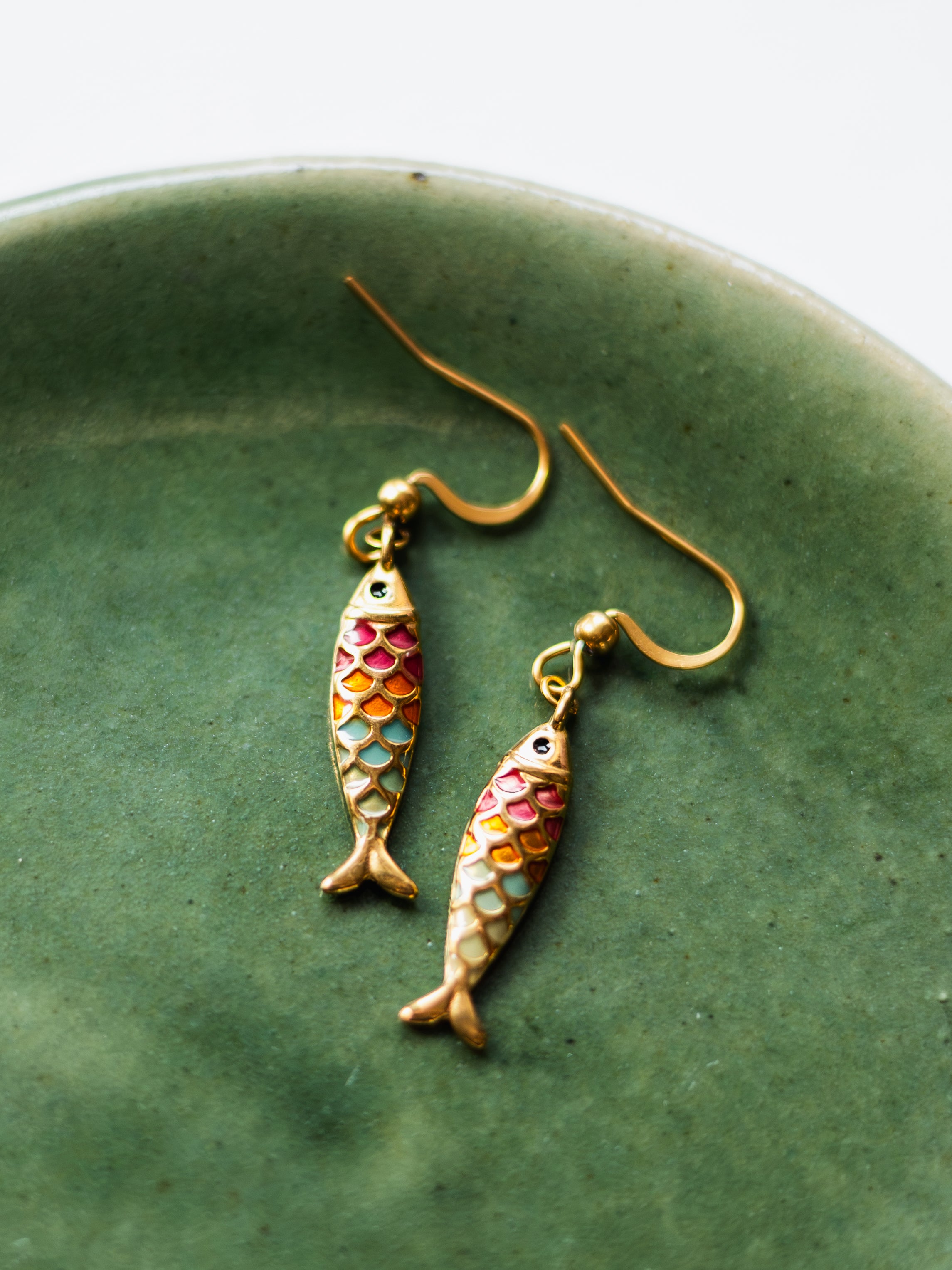 Ohrringe mit bunten Fischen | Maritimer Schmuck | Allergiefreundliche Ohrringe mit echten Pflanzen | Blumenschmuck | Chirurgenstahl Ohrringe | Sommerschmuck | PVD-vergoldet | Sandkorn Usedom