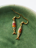 Ohrringe mit bunten Fischen | Maritimer Schmuck | Allergiefreundliche Ohrringe mit echten Pflanzen | Blumenschmuck | Chirurgenstahl Ohrringe | Sommerschmuck | PVD-vergoldet | Sandkorn Usedom
