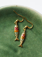 Ohrringe mit bunten Fischen | Maritimer Schmuck | Allergiefreundliche Ohrringe mit echten Pflanzen | Blumenschmuck | Chirurgenstahl Ohrringe | Sommerschmuck | PVD-vergoldet | Sandkorn Usedom