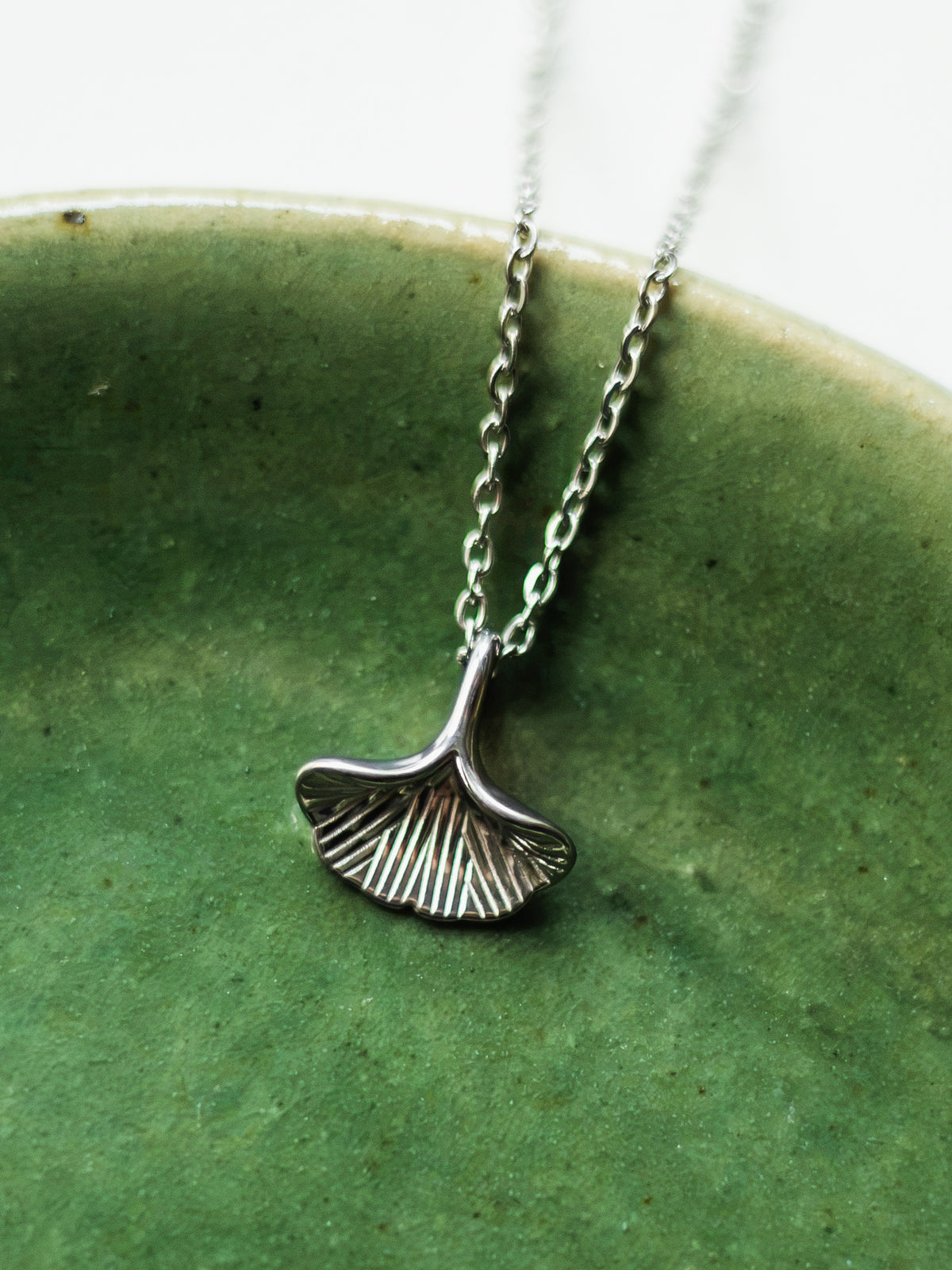 Halskette mit Ginkgo-Blatt