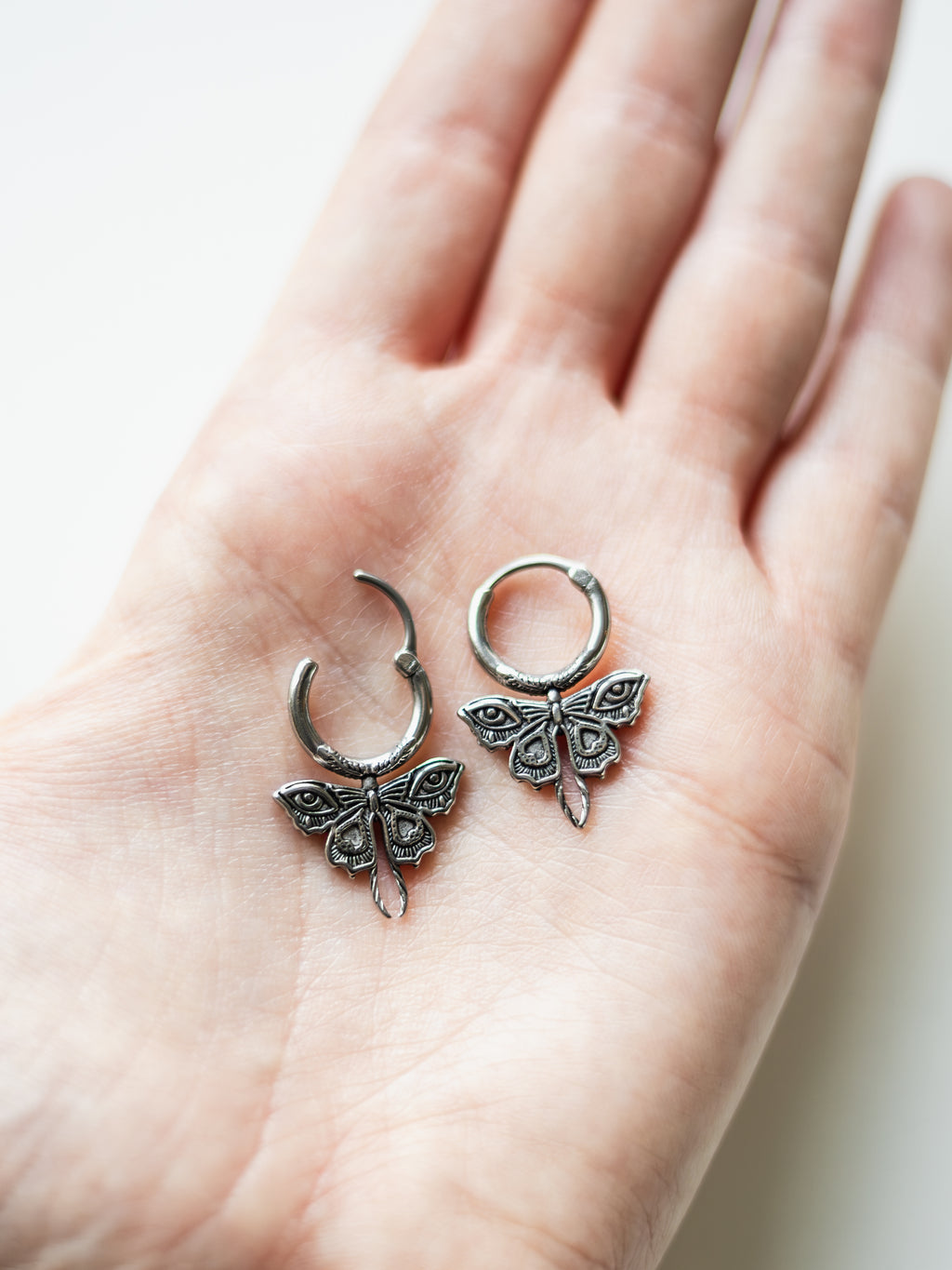 Quadratische Creolen mit Mondphasen im Gothic-Stil | Usedom Schmuck | Allergie-Schmuck | Nickelfreie Ohrringe | Witchy Jewelry | Gothic Schmuck