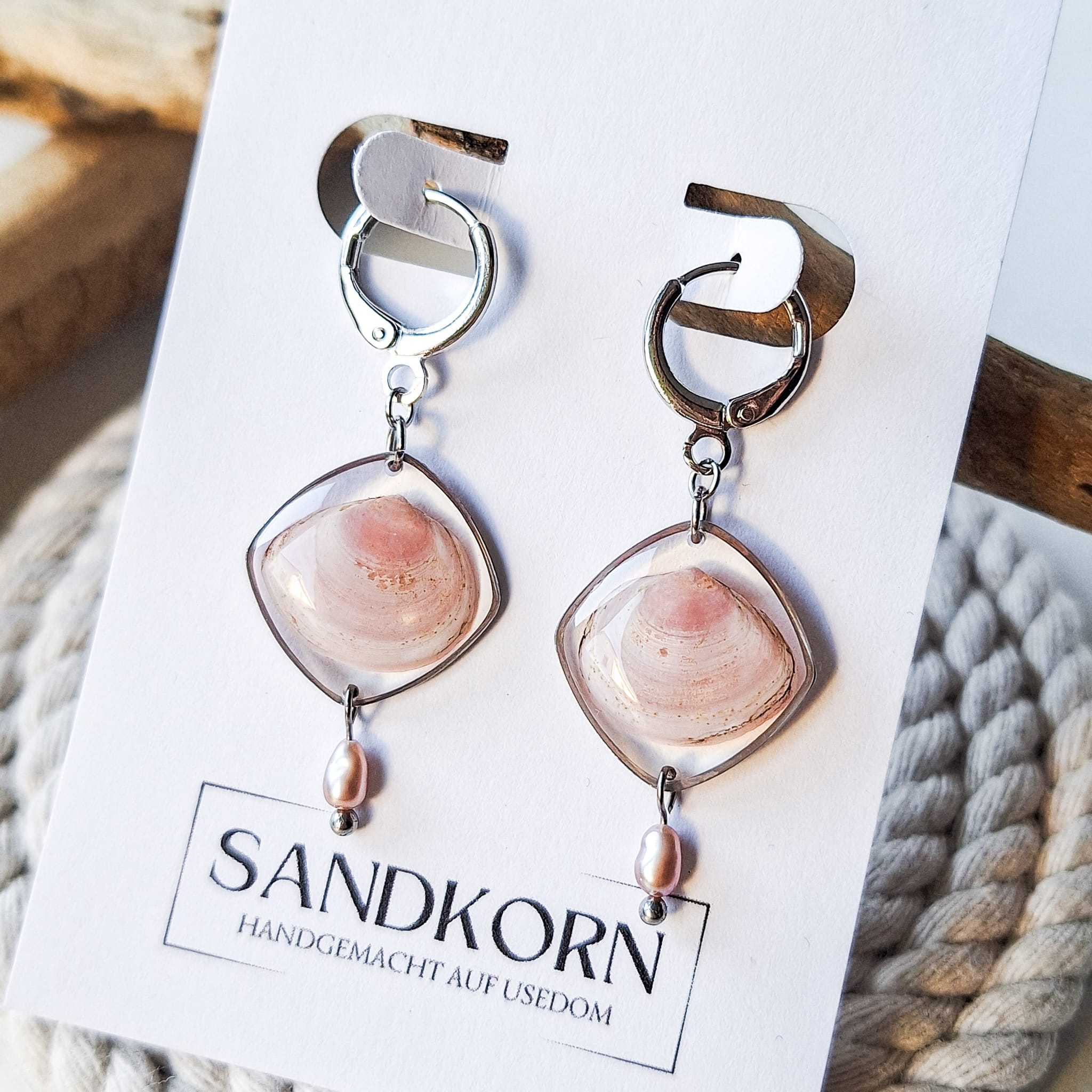 Ohrringe mit Plattmuscheln und Süßwasserperlen - SANDKORN Usedom 