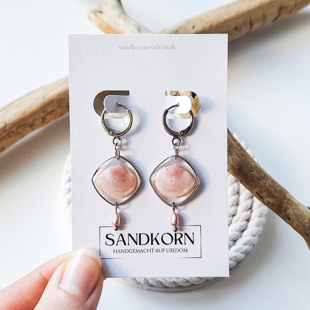 Ohrringe mit Plattmuscheln und Süßwasserperlen - SANDKORN Usedom 