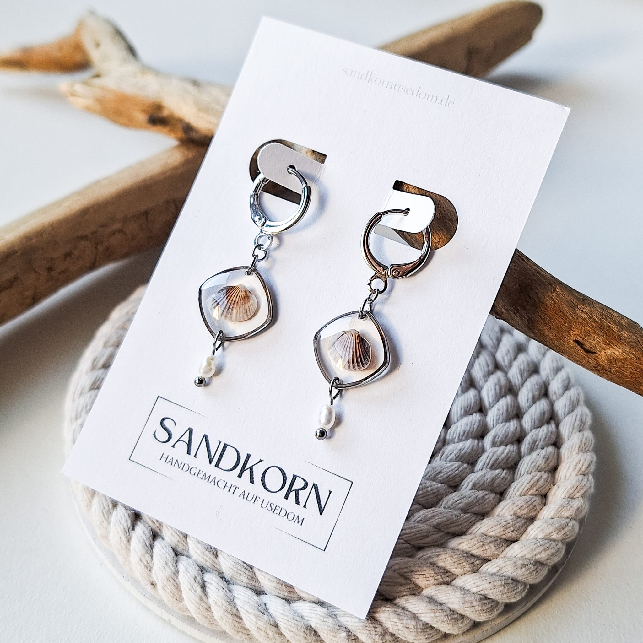 Ohrringe mit Herzmuscheln und Süßwasserperlen - SANDKORN Usedom 