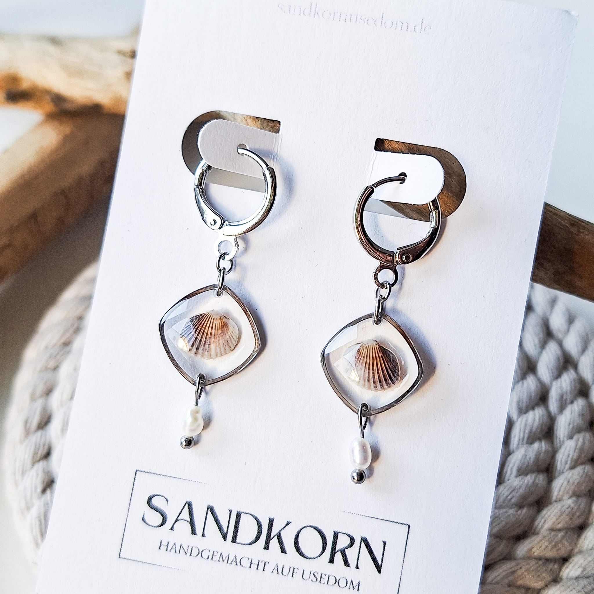 Ohrringe mit Herzmuscheln und Süßwasserperlen - SANDKORN Usedom 