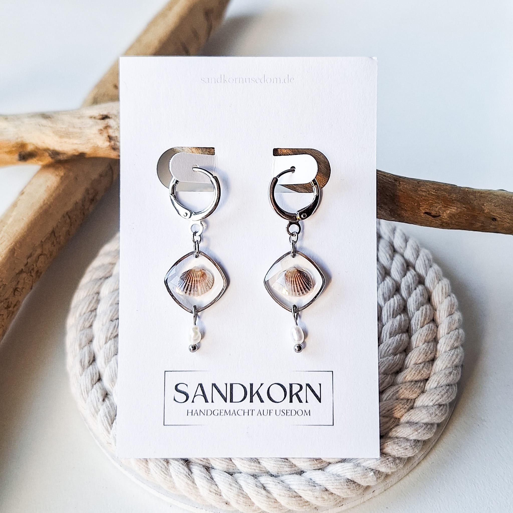 Ohrringe mit Herzmuscheln und Süßwasserperlen - SANDKORN Usedom 