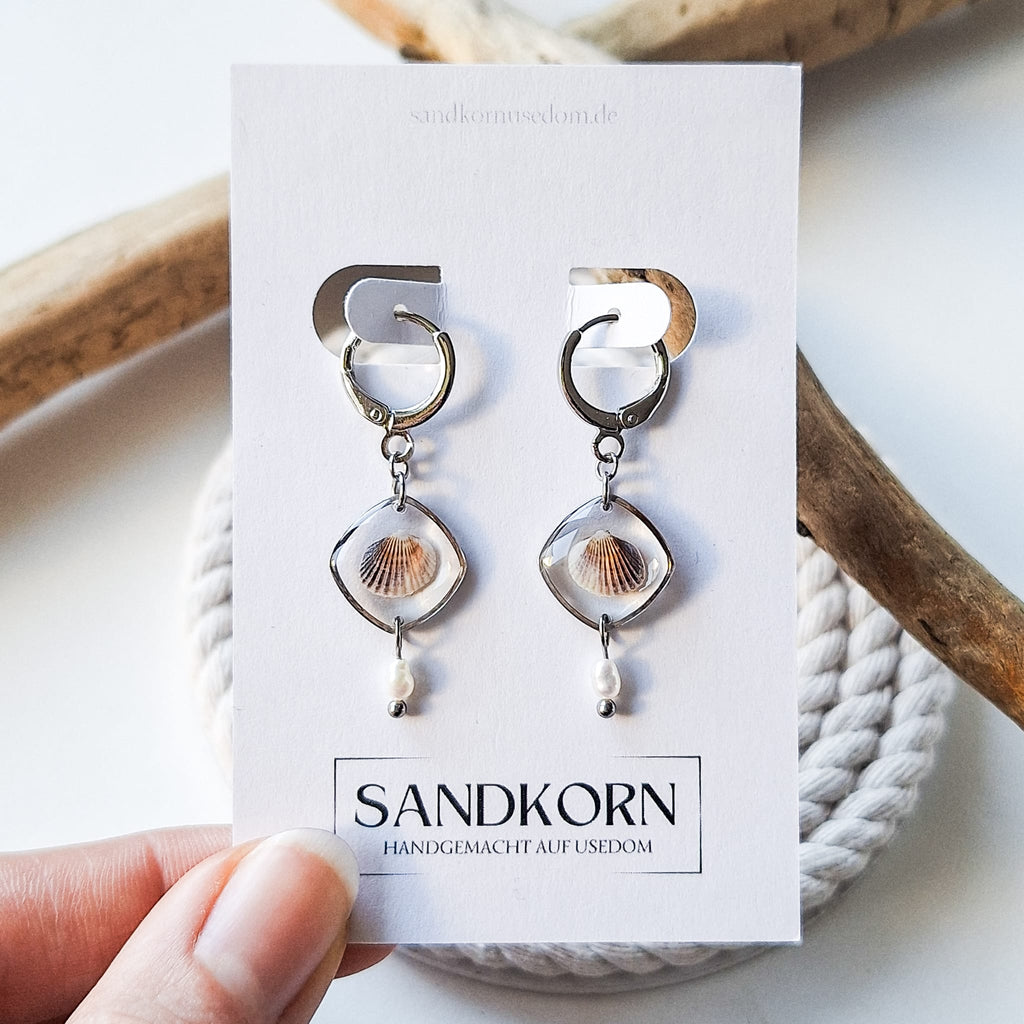Ohrringe mit Herzmuscheln und Süßwasserperlen - SANDKORN Usedom 