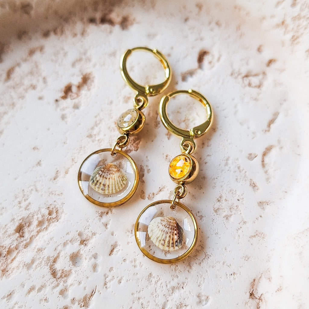 Ohrringe mit Herzmuscheln, Strandsand und Bernstein