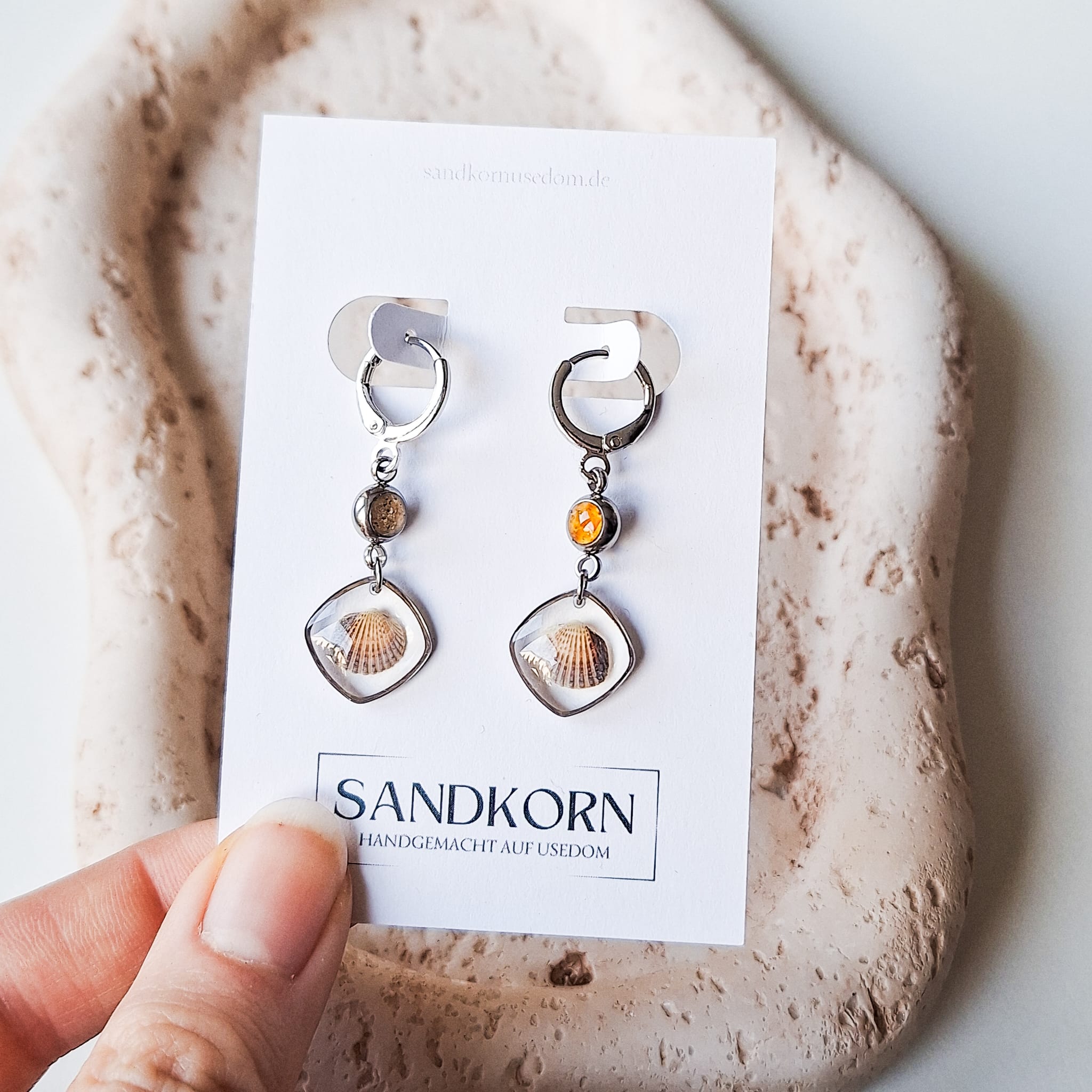 Ohrringe mit Herzmuscheln, Strandsand und Bernstein