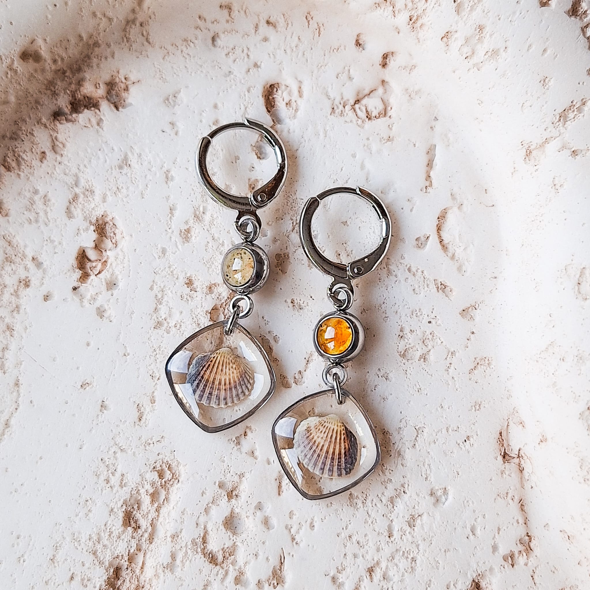 Ohrringe mit Herzmuscheln, Strandsand und Bernstein