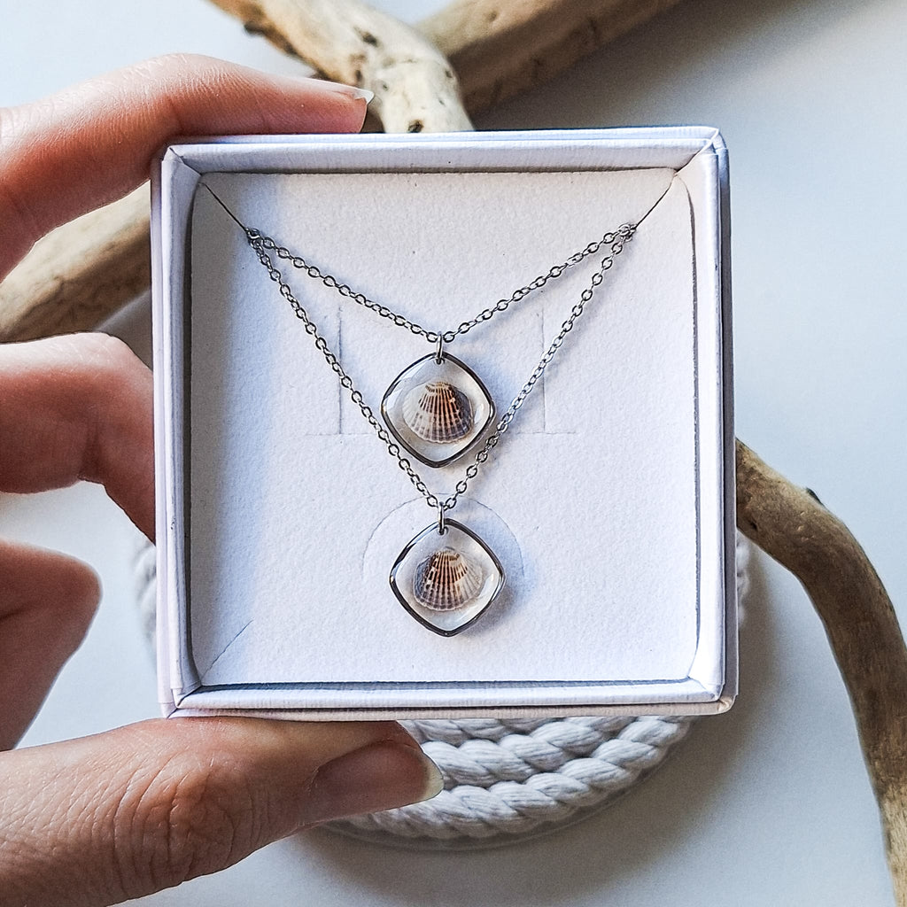 Partner necklaces with heart shells - silver