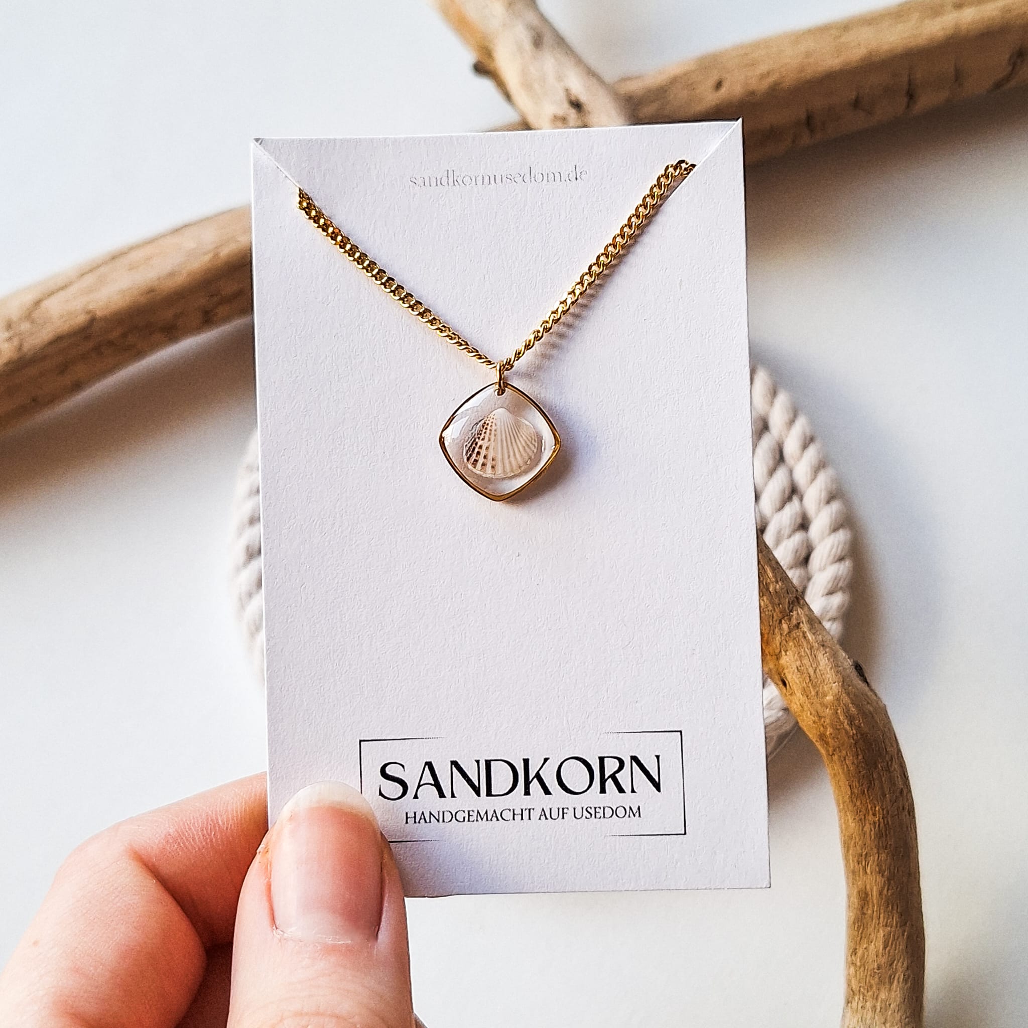 Naszyjnik z muszlą w kształcie serca - Złoty