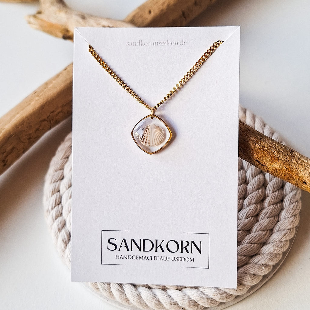 Naszyjnik z muszlą w kształcie serca - Złoty