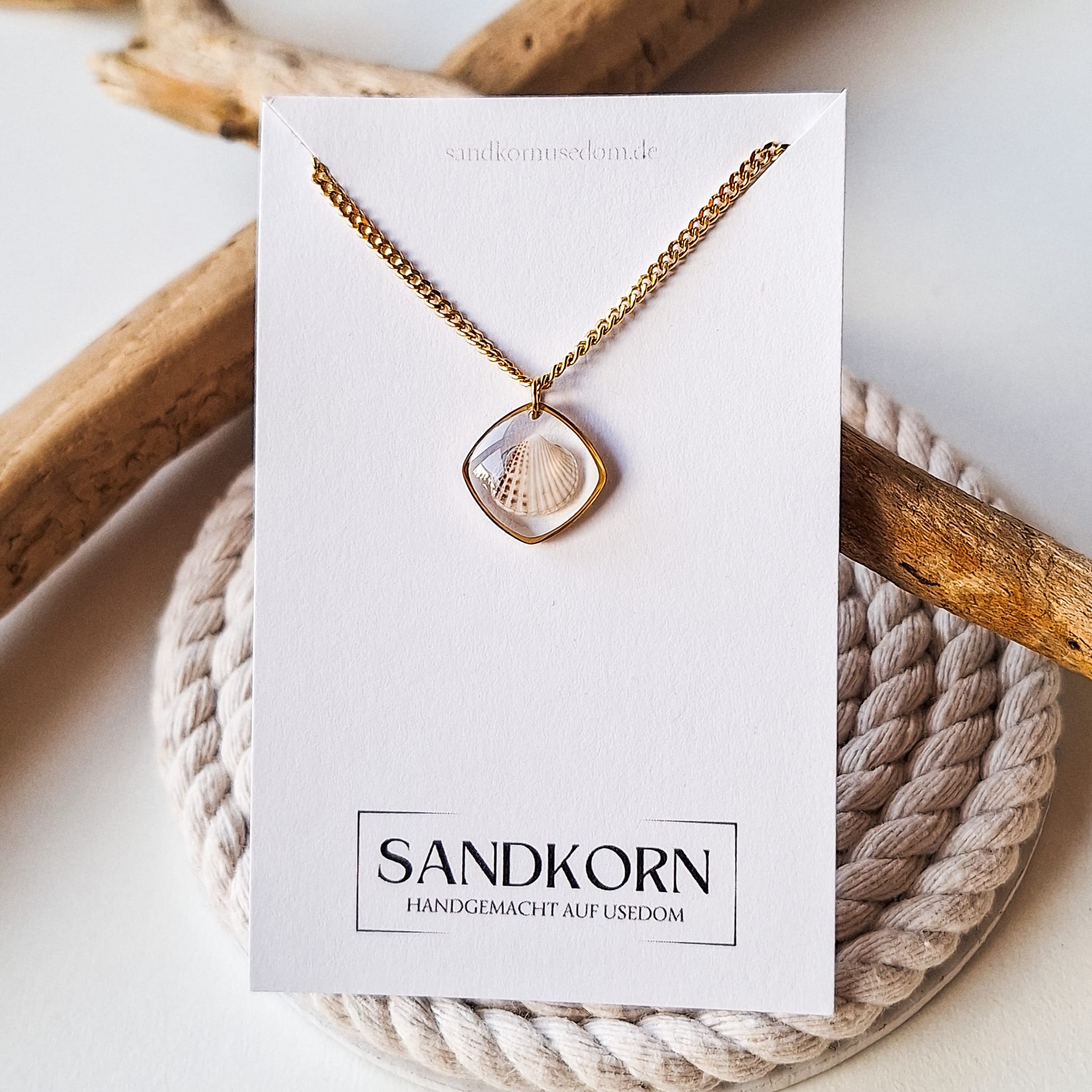 Naszyjnik z muszlą w kształcie serca - Złoty