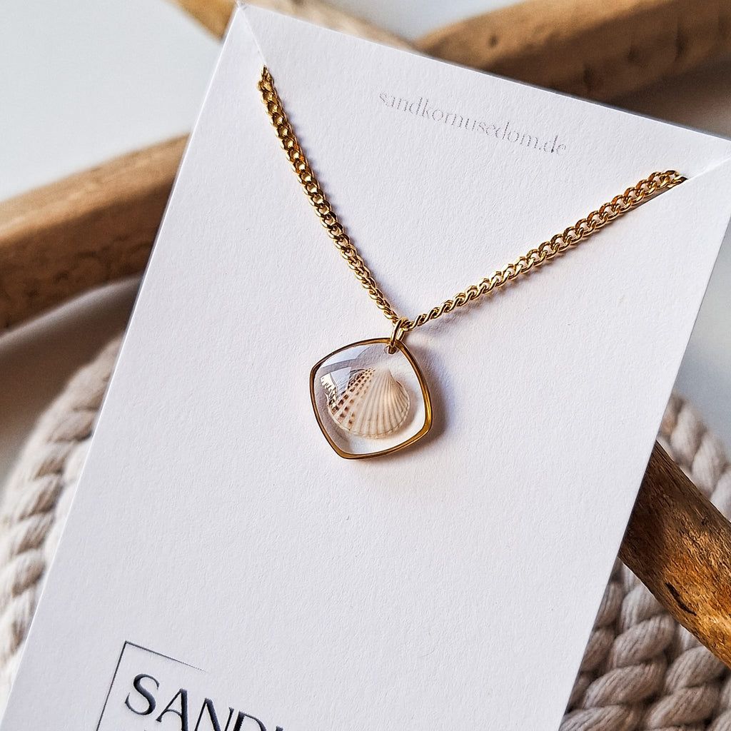 Naszyjnik z muszlą w kształcie serca - Złoty