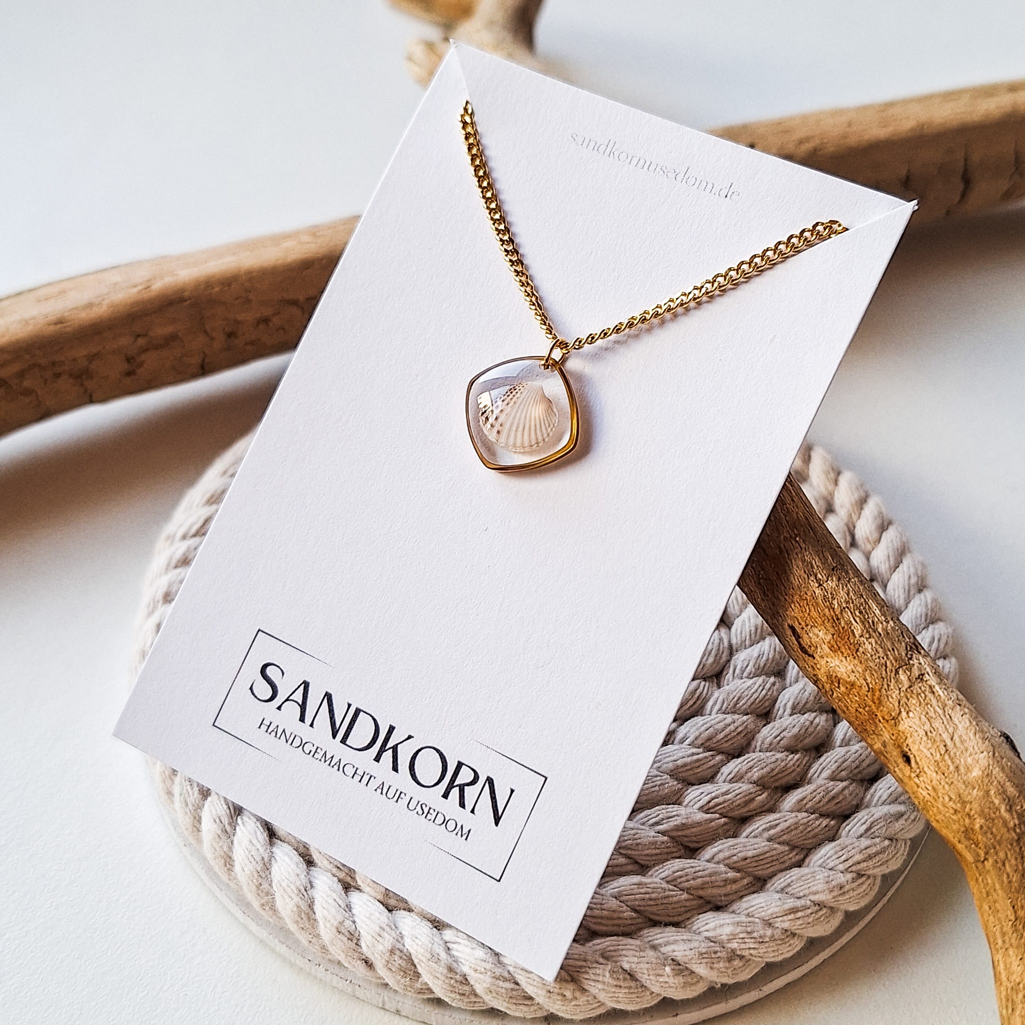 Naszyjnik z muszlą w kształcie serca - Złoty