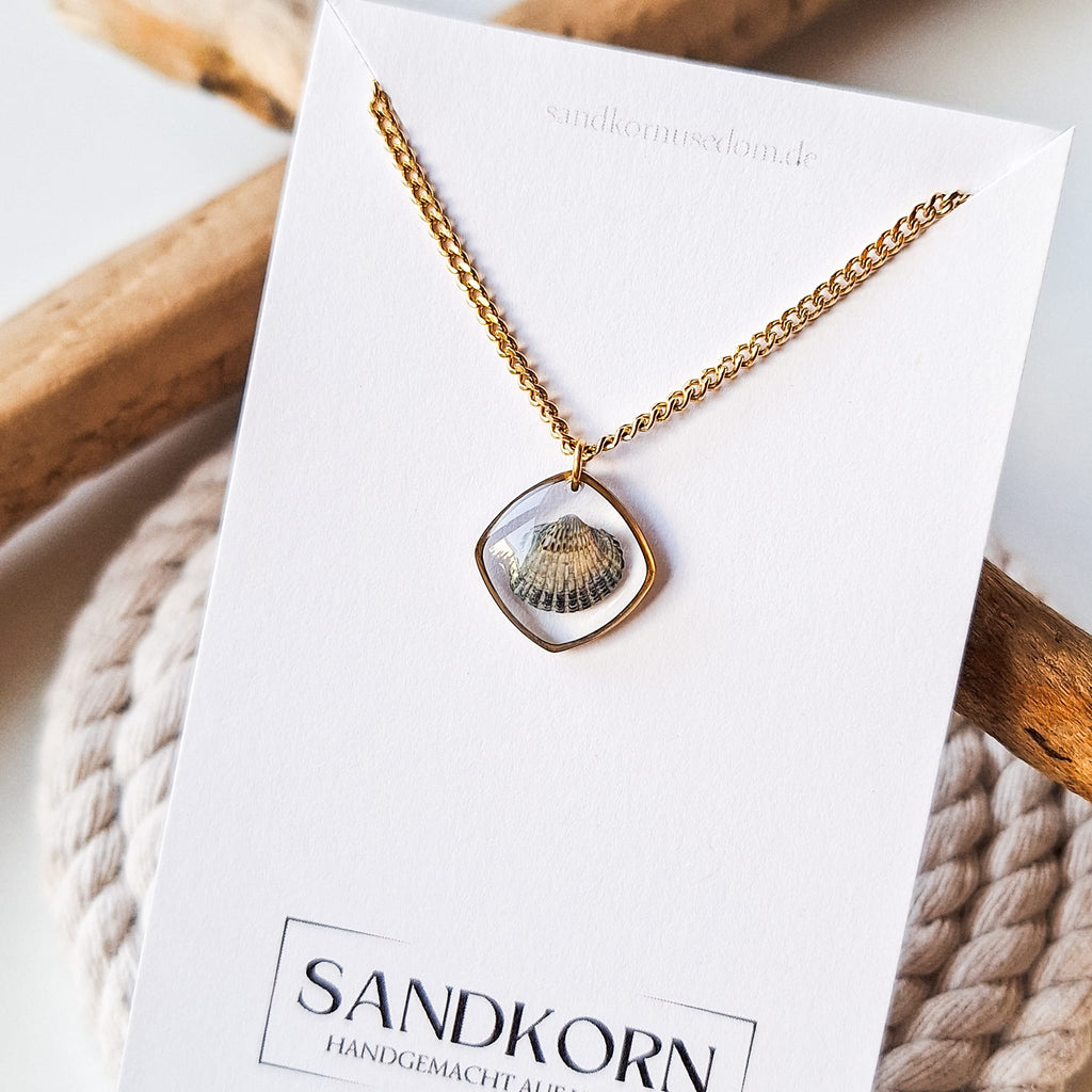 Necklace with heart shell - Gold