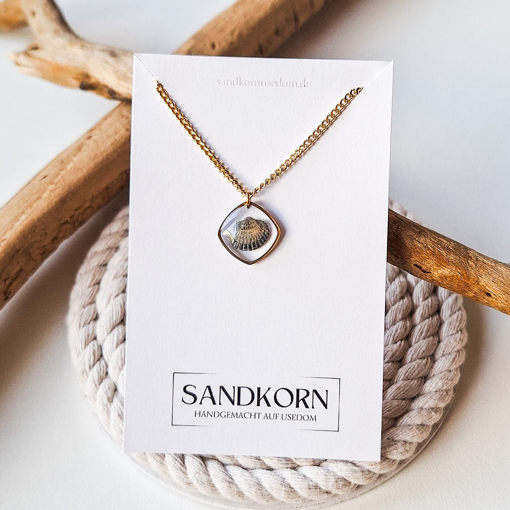 Necklace with heart shell - Gold