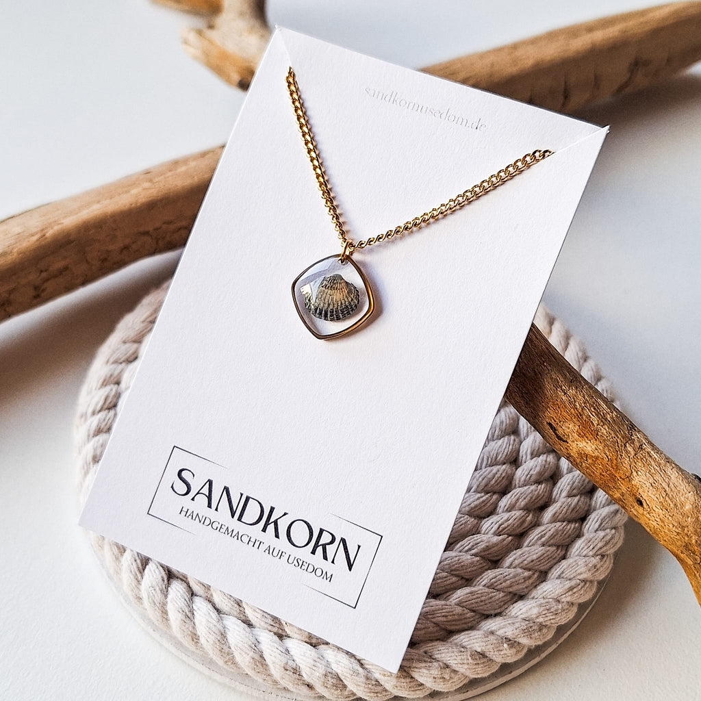 Necklace with heart shell - Gold