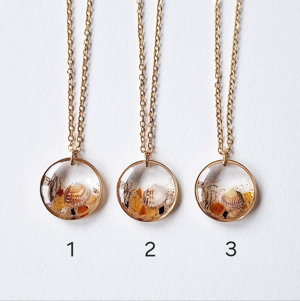 Naszyjnik w kształcie serca z piaskiem plażowym i bursztynem