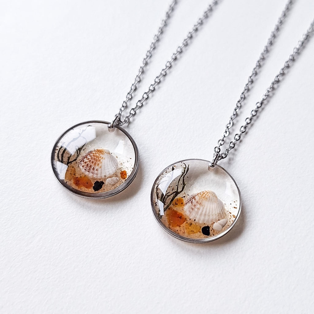 Naszyjnik w kształcie serca z piaskiem plażowym i bursztynem