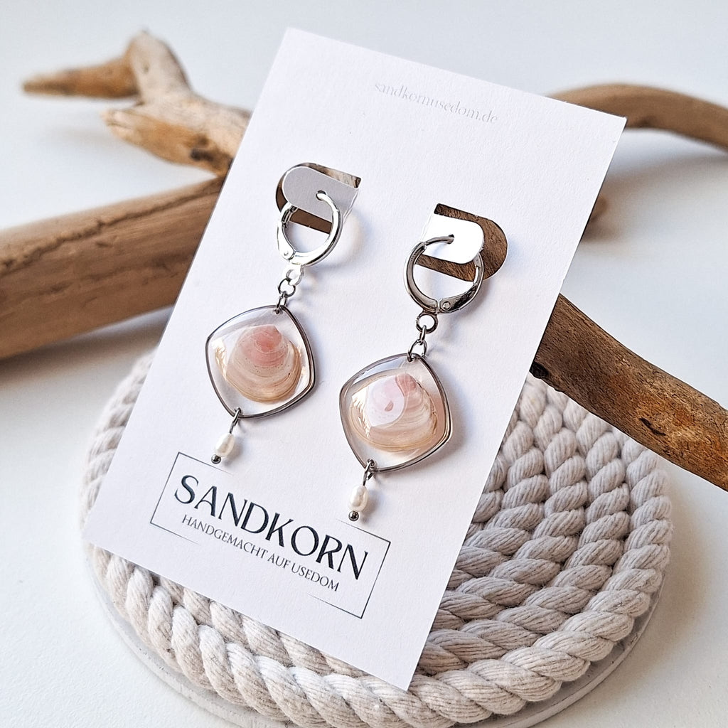 Earrings with cockle shells and freshwater pearls