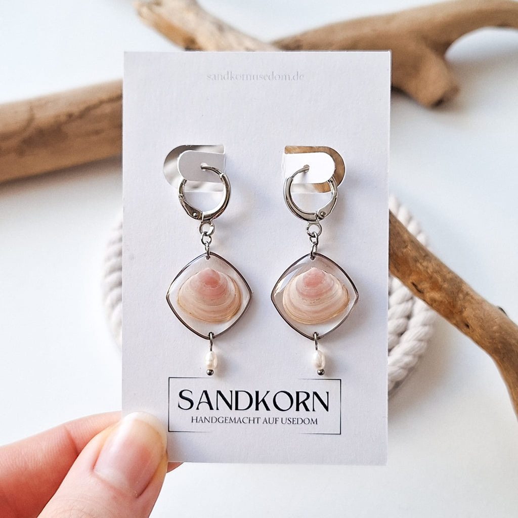 Earrings with cockle shells and freshwater pearls