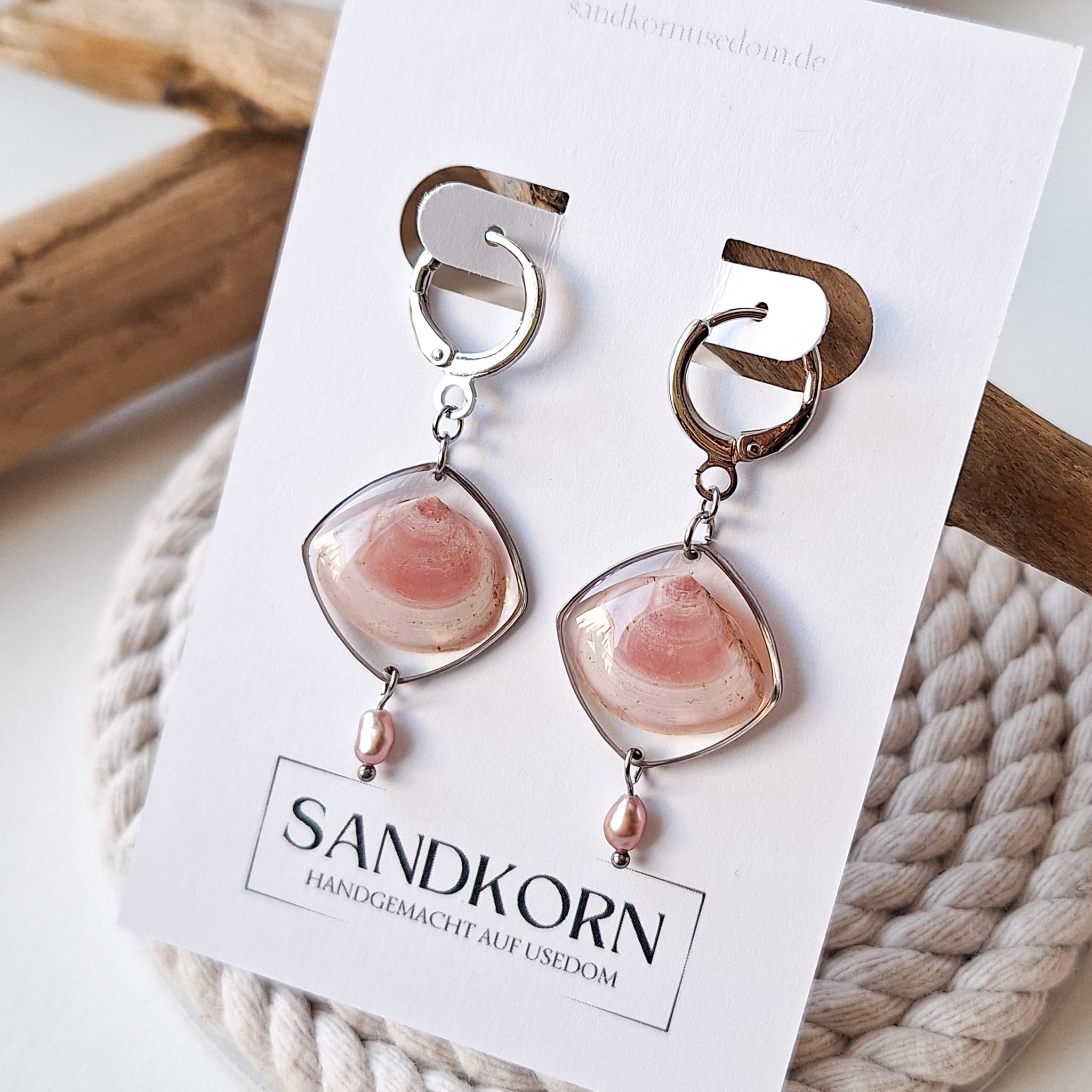 Ohrringe mit Plattmuscheln und Süßwasserperlen