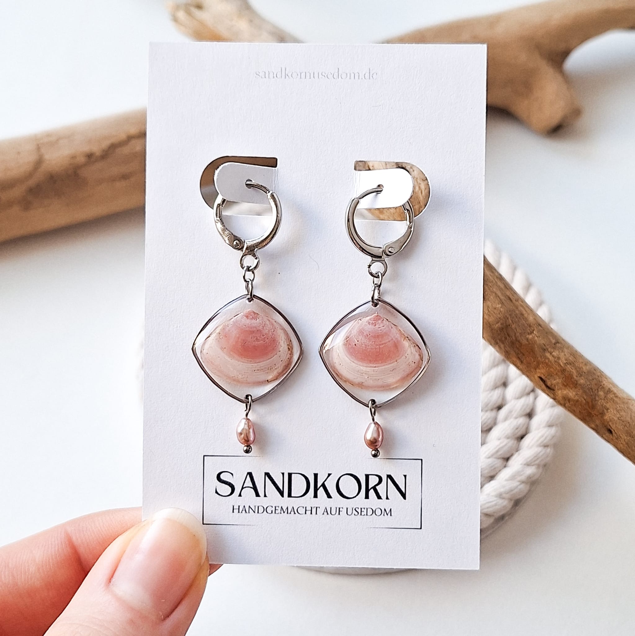 Ohrringe mit Plattmuscheln und Süßwasserperlen