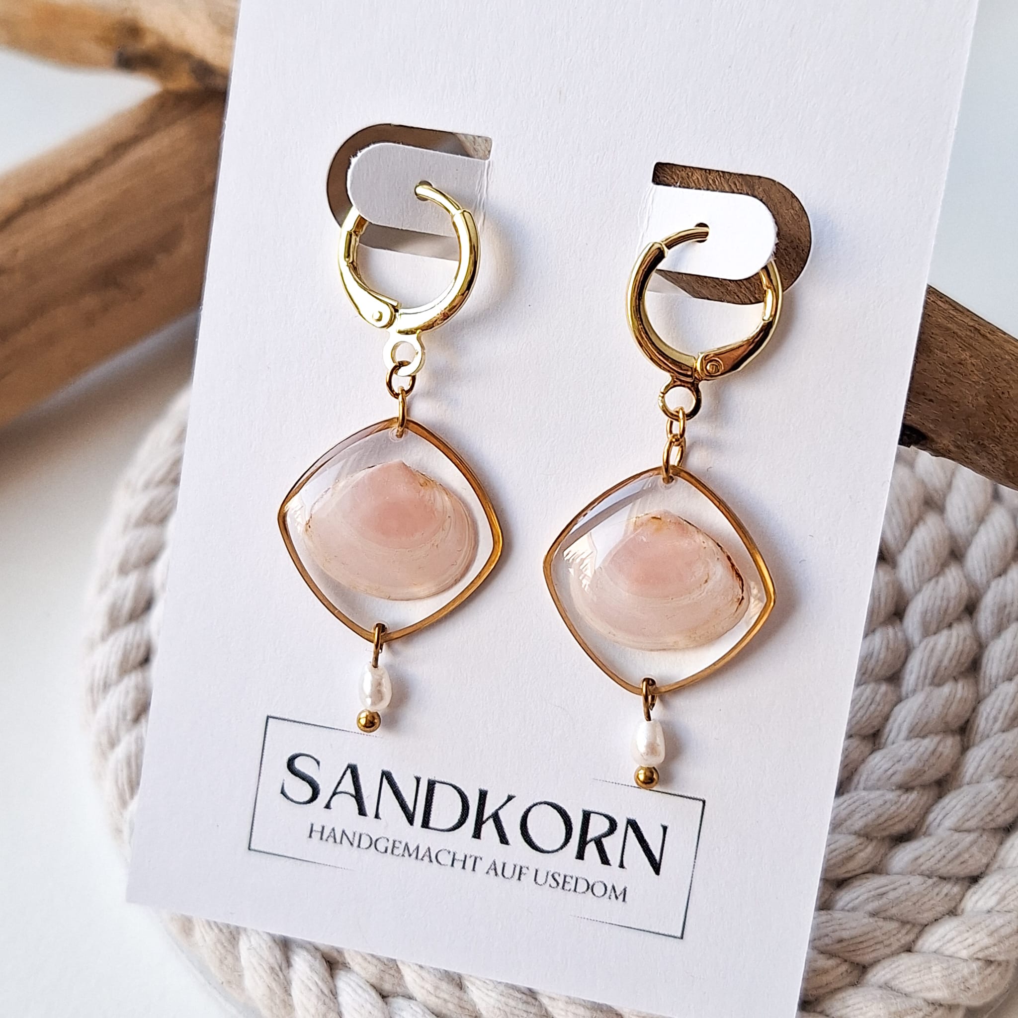 Kolczyki z muszli sercówek i pereł słodkowodnych