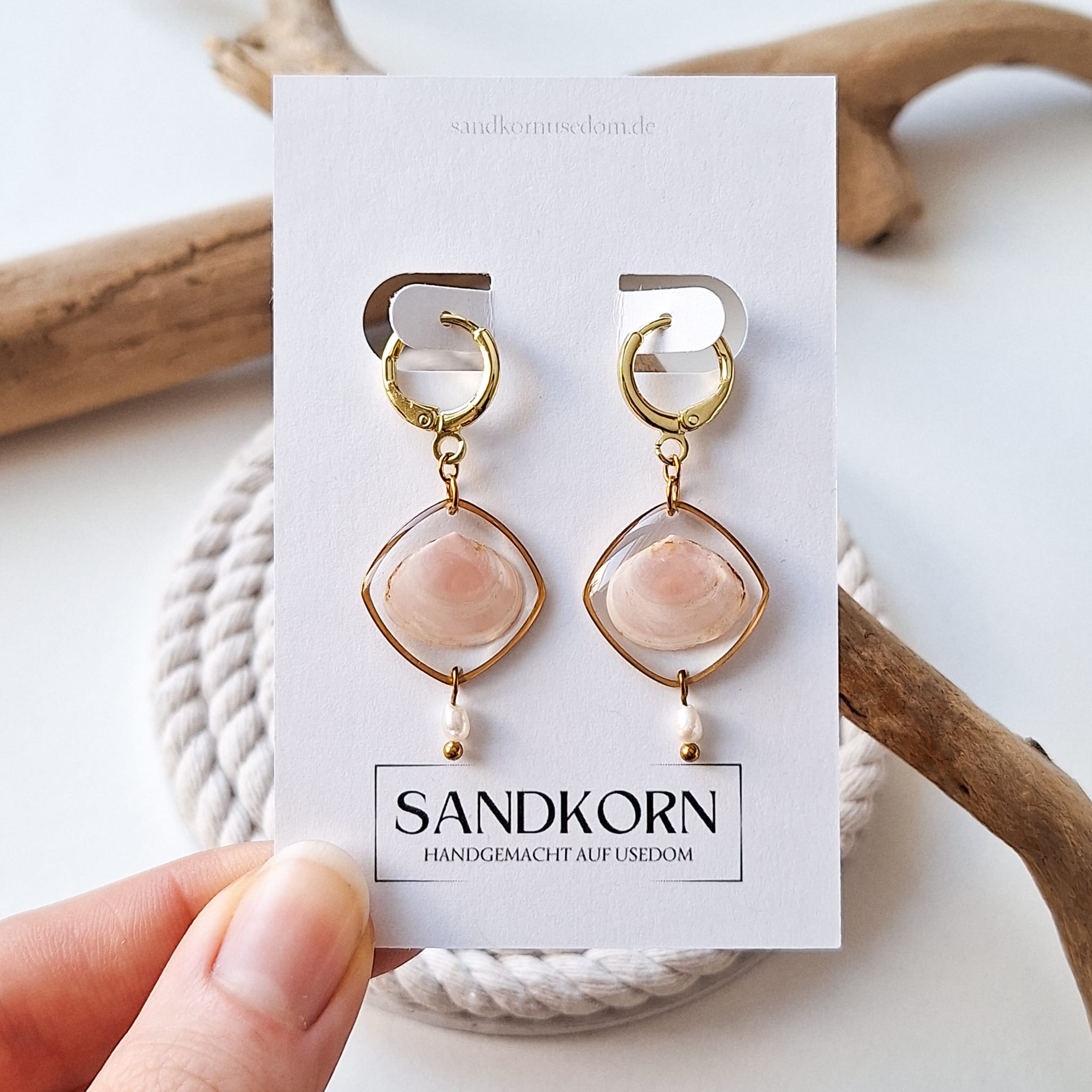 Kolczyki z muszli sercówek i pereł słodkowodnych