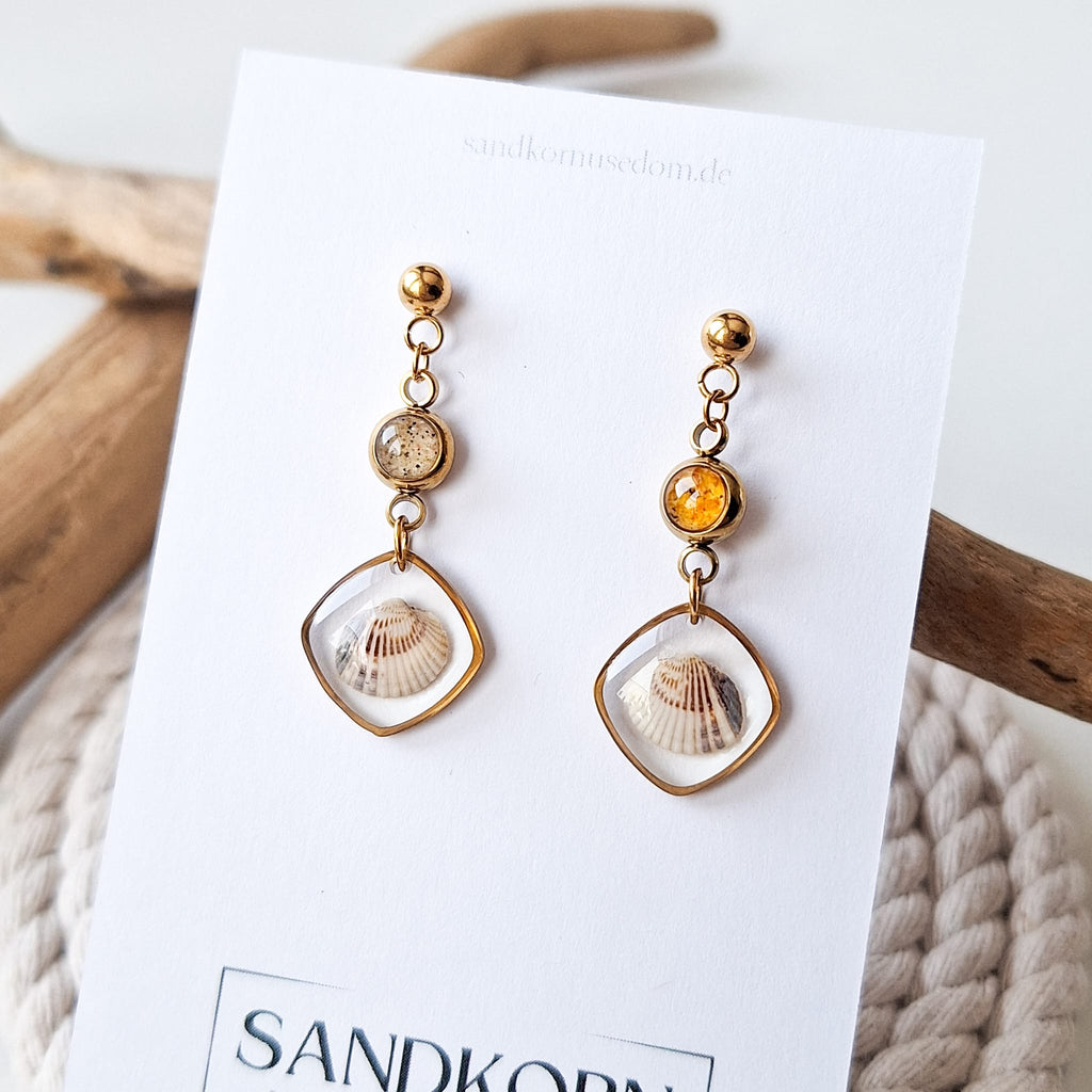 Kolczyki z muszlami, piaskiem plażowym i bursztynem