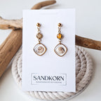 Kolczyki z muszlami, piaskiem plażowym i bursztynem