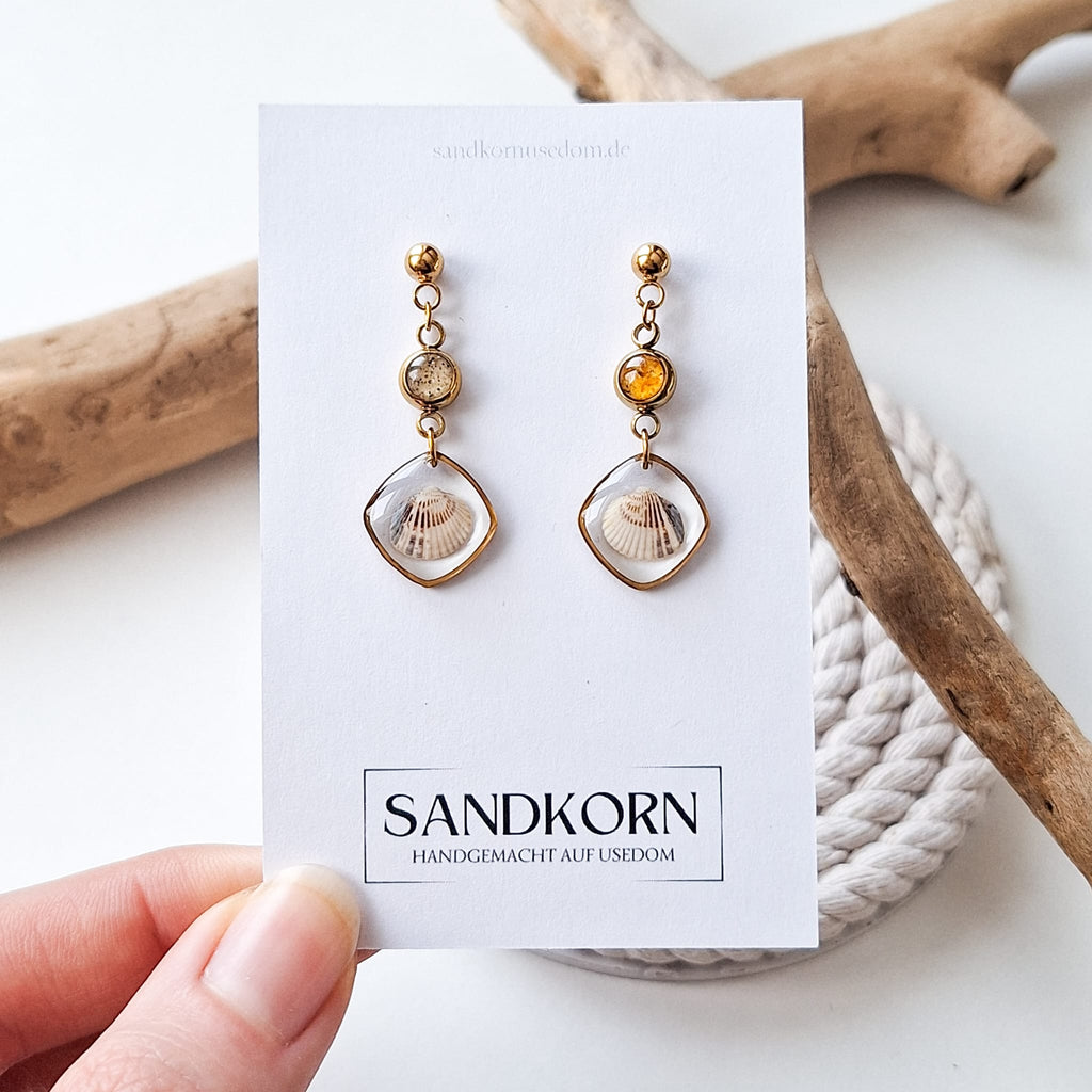 Kolczyki z muszlami, piaskiem plażowym i bursztynem