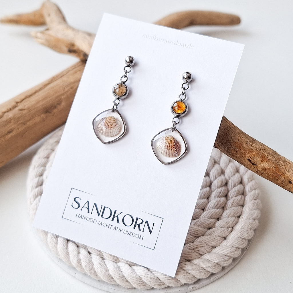 Kolczyki z muszlami, piaskiem plażowym i bursztynem