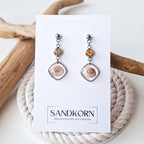 Kolczyki z muszlami, piaskiem plażowym i bursztynem