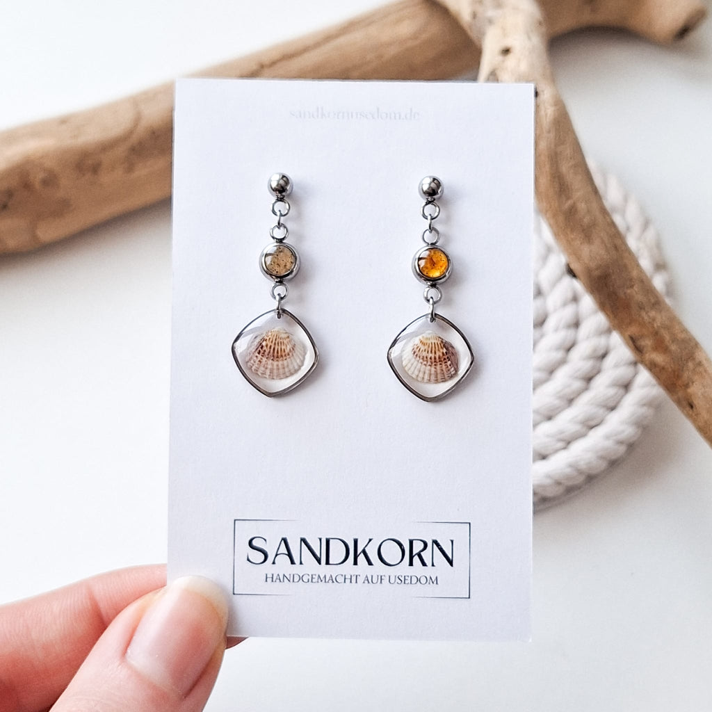 Kolczyki z muszlami, piaskiem plażowym i bursztynem