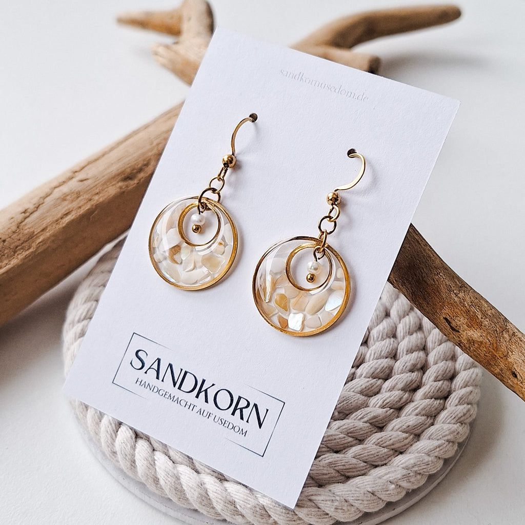 Ohrringe mit Muschelfragmenten und Süßwasserperlen | Usedom Schmuck | Meer Schmuck | Strandschmuck