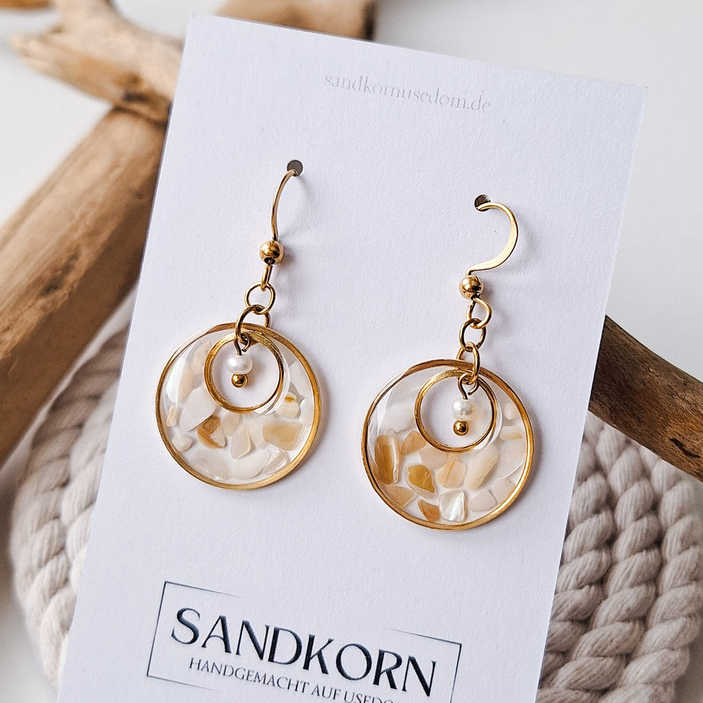 Ohrringe mit Muschelfragmenten und Süßwasserperlen | Usedom Schmuck | Meer Schmuck | Strandschmuck
