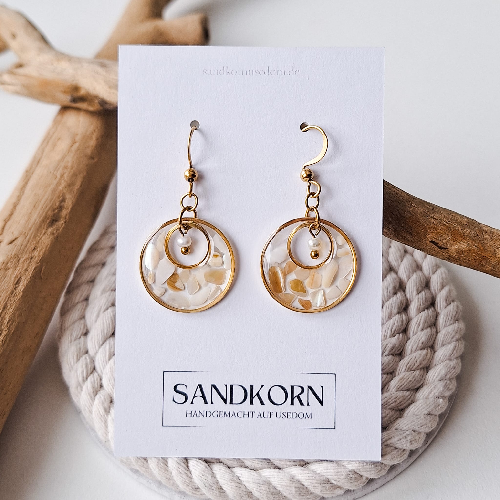 Ohrringe mit Muschelfragmenten und Süßwasserperlen | Usedom Schmuck | Meer Schmuck | Strandschmuck