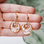 Ohrringe mit Muschelfragmenten und Süßwasserperlen | Usedom Schmuck | Meer Schmuck | Strandschmuck