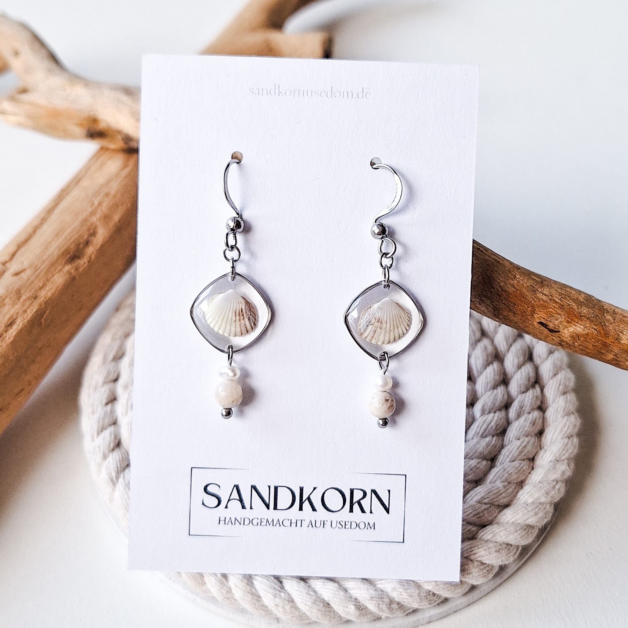 Ohrringe mit Herzmuscheln, fossilen Perlen und Süßwasserperlen