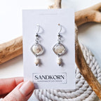 Ohrringe mit Herzmuscheln, fossilen Perlen und Süßwasserperlen