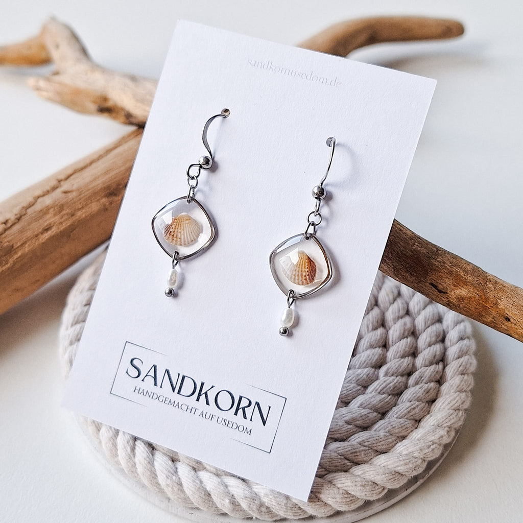 Ohrringe mit Herzmuscheln und Süßwasserperlen - SANDKORN Usedom 